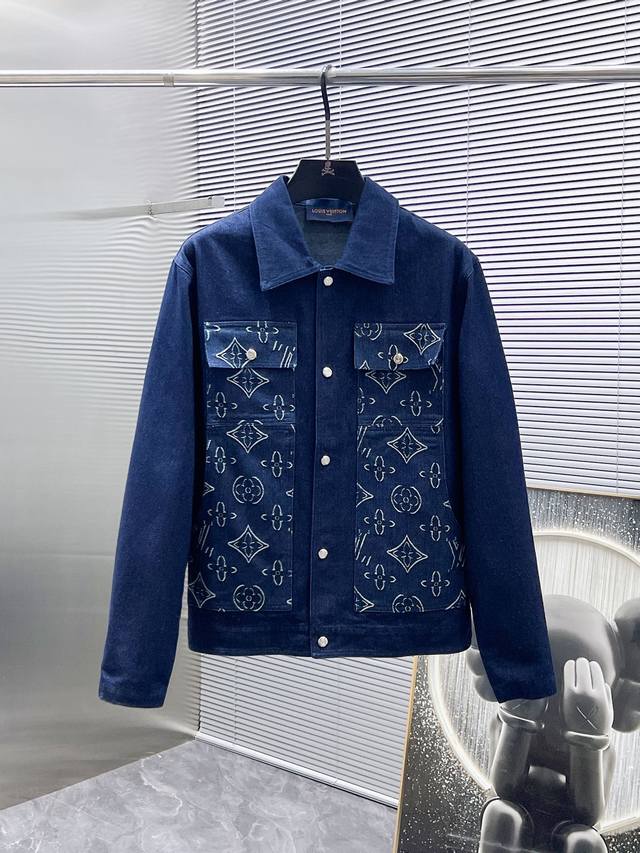 路易威登 Lv 2025新款 翻领 牛仔 夹克 外套，高端版本！专柜定制面料 透气舒适度高，细节无可挑剔，品牌元素设计理念，体现高品质。手感细腻柔软！呈现休闲裁