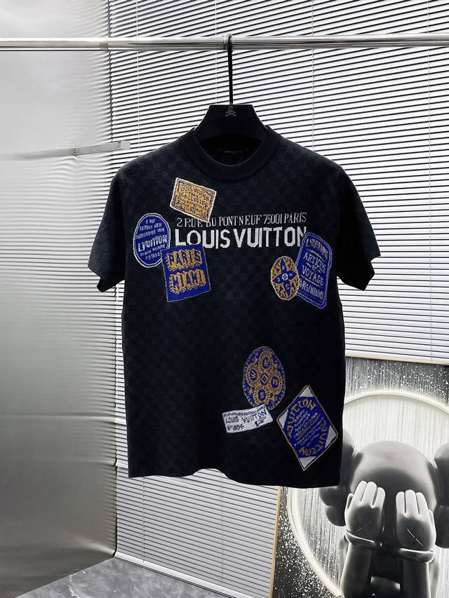 路易威登 Lv 2025Ss新款 圆领 短袖 针织衫，高端版本！专柜定制面料 透气舒适度高，细节无可挑剔，品牌元素设计理念，体现高品质。手感细腻柔软！呈现休闲裁