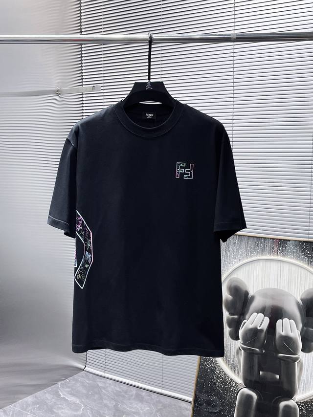 芬迪 Fendi 2025新款 圆领 短袖 T恤 体恤 半袖 ，高端版本！专柜定制面料 透气舒适度高，细节无可挑剔，品牌元素设计理念，体现高品质。手感细腻柔软！