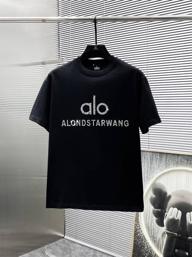 Alo 2025Ss新款 半袖 体恤 短袖 圆领 T恤，高端版本！专柜定制面料 透气舒适度高，细节无可挑剔，品牌元素设计理念，体现高品质。手感细腻柔软！呈现休闲