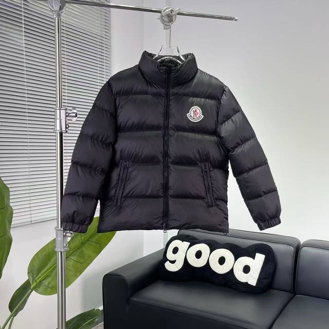 款号：Y139 蒙口Mon*Cler 蒙口 25秋冬最新Citala短款羽绒服夹克外套～情侣款～超轻面包服！Logo大标刺绣点缀！剪裁打造干练姿态身着 蒙口主打