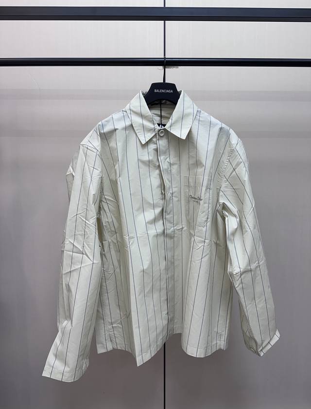 Dior 条纹翻领长袖衬衫 米色条纹棉质混纺面料，胸前口袋饰Cistian Couture 刺绣，隐藏式纽扣开合门襟，品牌标志的珍珠母贝纽扣，直筒底边廓形剪裁