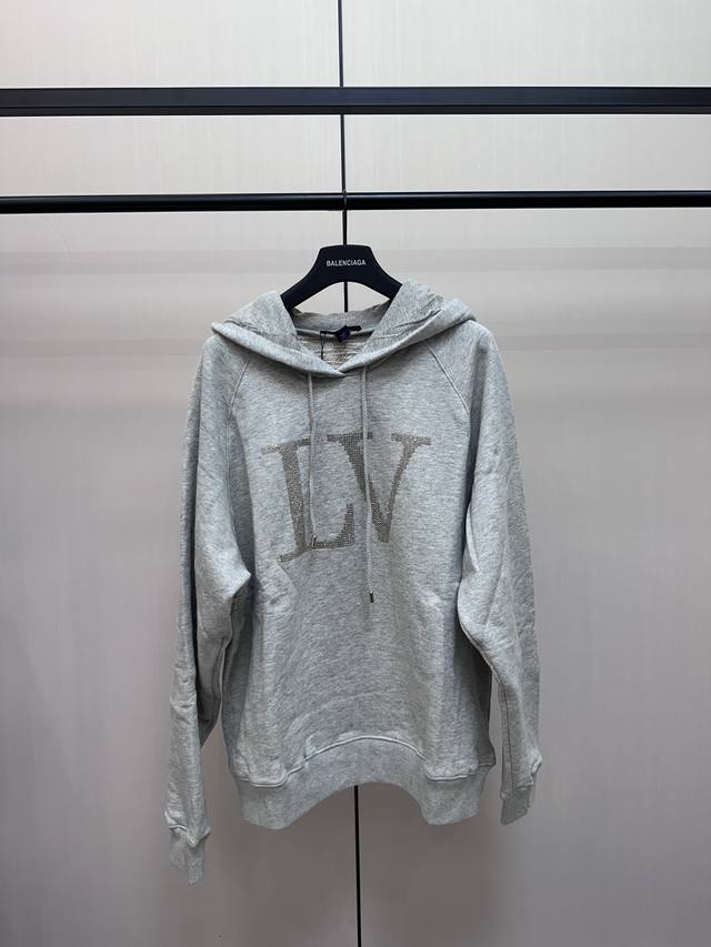 Louis Vuitton 莱茵石烫钻连帽卫衣 380G 16S双纱+10S鱼鳞底磨毛面料，莱茵石品牌元素装饰，表面密集镶嵌莱茵石，立体凸起的镶嵌效果，增强视觉