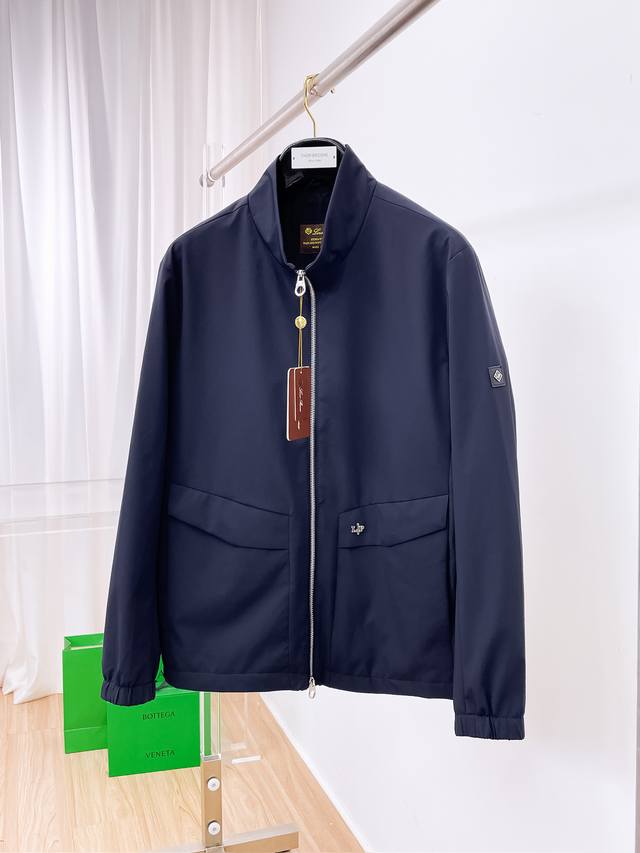 Lp 高品质 秋冬新款夹克外套，秀场新品品相非常完美，记忆面料舒适保暖，色泽饱满诱人，非常出彩的设计，轻松将时髦感进阶，做工极为考究严谨，走线工整细致！大牌设计