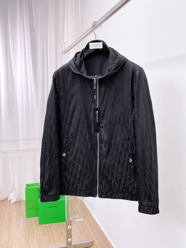 迪奥 双面 高品质 秋冬新款夹克外套，秀场新品品相非常完美，记忆面料舒适保暖，色泽饱满诱人，非常出彩的设计，轻松将时髦感进阶，做工极为考究严谨，走线工整细致！大