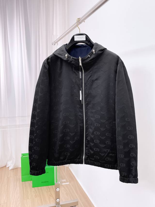 阿玛尼 双面 高品质 秋冬新款夹克外套，秀场新品品相非常完美，记忆面料舒适保暖，色泽饱满诱人，非常出彩的设计，轻松将时髦感进阶，做工极为考究严谨，走线工整细致！