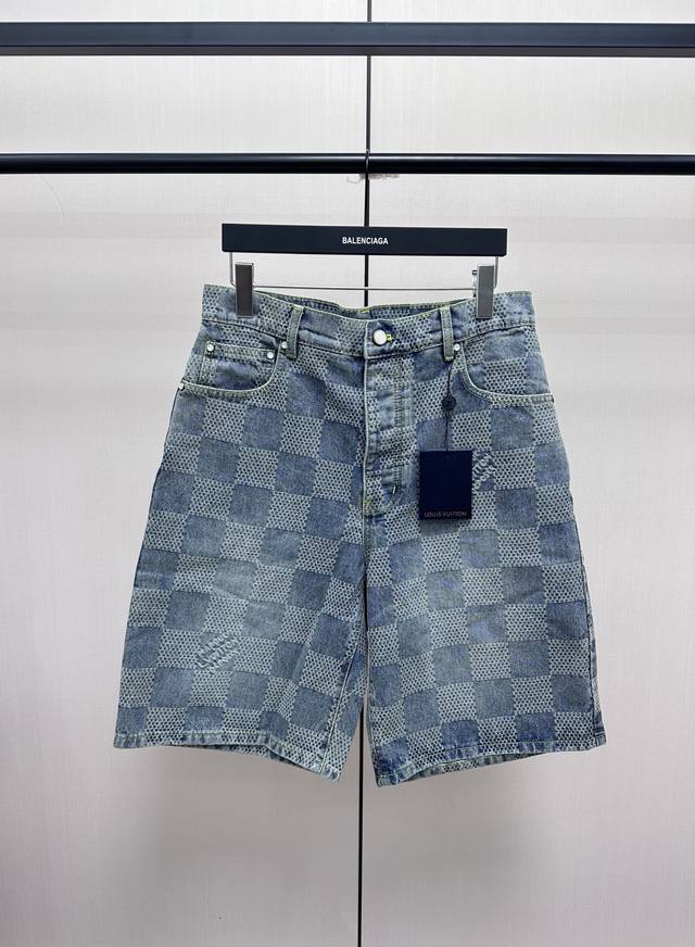Louis Vuitton 棋盘格牛仔短裤 精选优质水洗混纺面料，兼具舒适度与耐用性。面料采用标志性3D Damier提花织纹工艺，将品牌标识巧妙融入纹理之中。