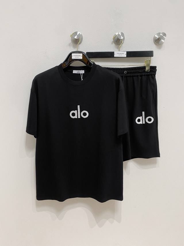 Alo高端定制 2025春夏新款首发专柜最新款短袖短裤休闲套装 高端订制 设计前卫时尚！品牌Logo重工艺设计 高端定制纯棉面料.手感柔软.穿着舒适.专柜级别精
