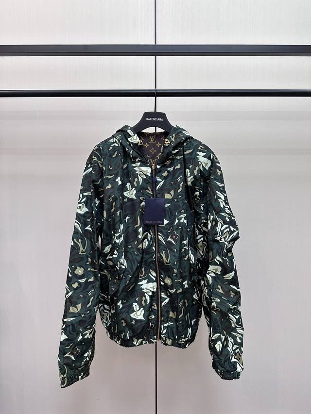Louis Vuitton 树纹老花双面穿外套 采用轻盈的100%锦纶面料打造，内衬为100%聚酯纤维，兼具防风性能与舒适穿着体验。夹克采用创新的双面设计，一面