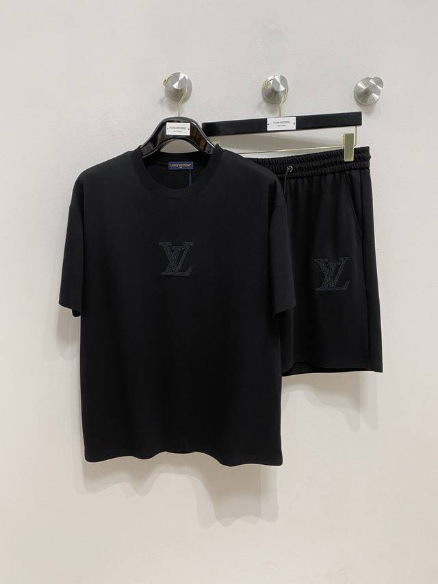 Lv高端定制 2025春夏新款首发专柜最新款短袖短裤休闲套装 高端订制 设计前卫时尚！品牌Logo重工艺设计 高端定制纯棉面料.手感柔软.穿着舒适.专柜级别精致