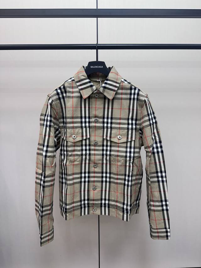 Burberry 格纹双口袋牛仔外套 牛仔帆布面料，经典Vintage格纹系列，前胸对称翻盖口袋，合身版型剪裁，休闲款式 Size：S M L Xl