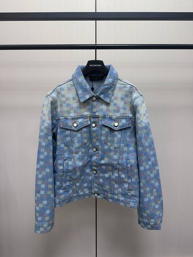 Louis Vuitton 彩色格子牛仔外套 100%锦纶面料，跟普通牛仔布不一样，摸起来手感顺滑，还带着点微微的光泽，质感一下就上来了 不同颜色的方格拼接处过