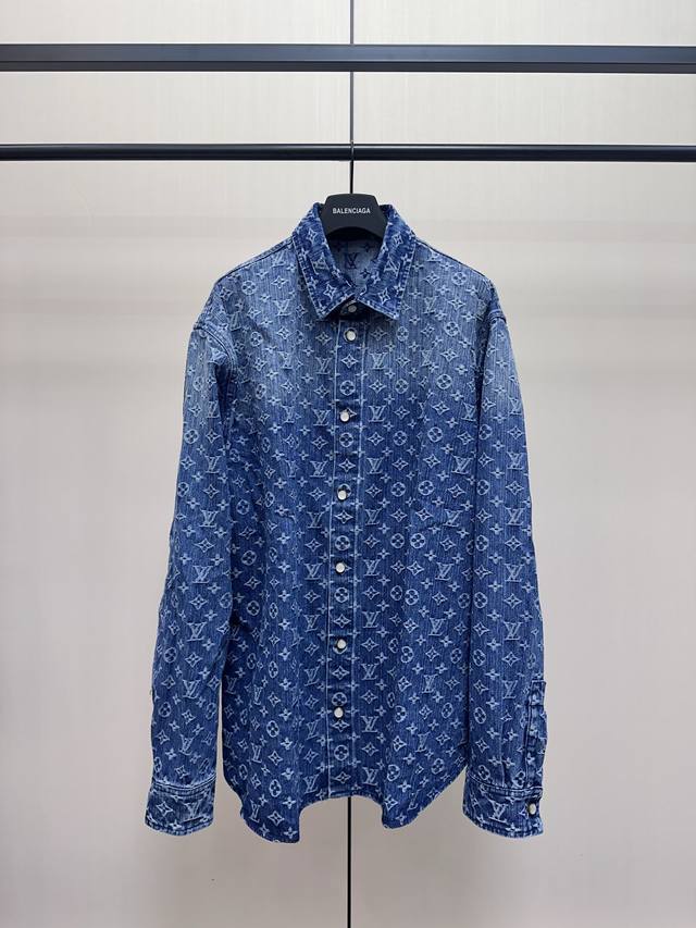Louis Vuitton 满印老花牛仔衬衫 1V 25 Fw 直筒剪裁缀Monogram图案新款牛仔布衬衫 本季衬衫以轻盈舒适的牛仔布料重新演绎。舒适的直筒剪