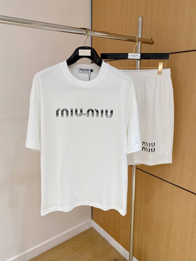 Miumiu高端定制 2025春夏新款首发专柜最新款短袖短裤休闲套装 重工凹凸图案设计 领子袖子做破洞设计 高端订制 设计前卫时尚！品牌Logo重工艺设计 高端