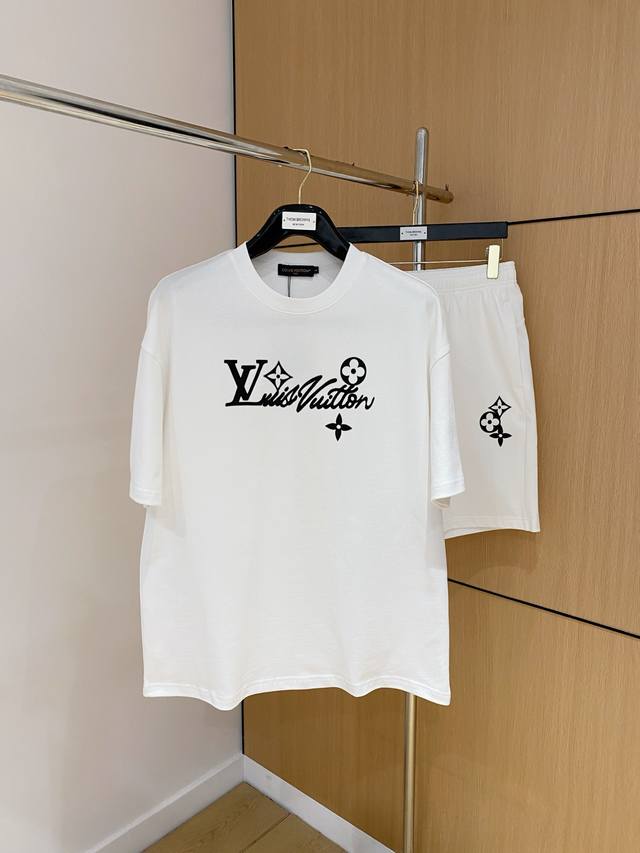 Lv高端定制领子袖子下摆做破洞设计 2025春夏新款首发专柜最新款短袖短裤休闲套装 重工凹凸图案设计 高端纯棉订制 设计前卫时尚！品牌夜光Logo重工艺设计 高