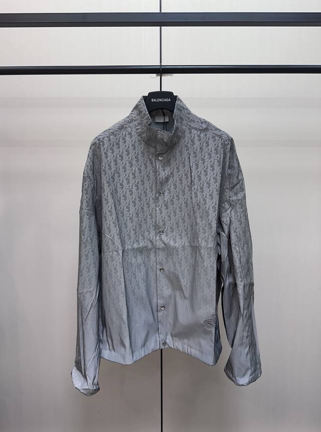 Dior 汉密尔联名满印反光立领夹克 2025早秋新品，通体反光印花工艺，Lewis Hamilton，限定系列。点缀以重新诠释Dio标识，抽绳底边和袖口，定制
