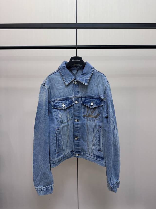 Louis Vuitton 绣花口袋牛仔夹克 24Ss新款卡车夹克为砂洗日本丹宁布勾勒醒目明线，依托路易威登精湛匠艺升级日常造型。珠光纽扣点睛考究细节，胸袋 L