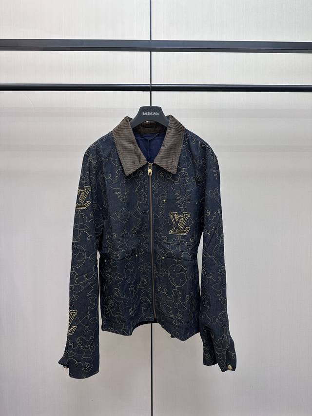 Louis Vuitton 蔓藤花纹刺绣牛仔外套 新款牛仔工装夹克邂逅 秋冬秀场的 Lv Arabesque 图案，为 Monogram 元素注入浪漫的西部风情
