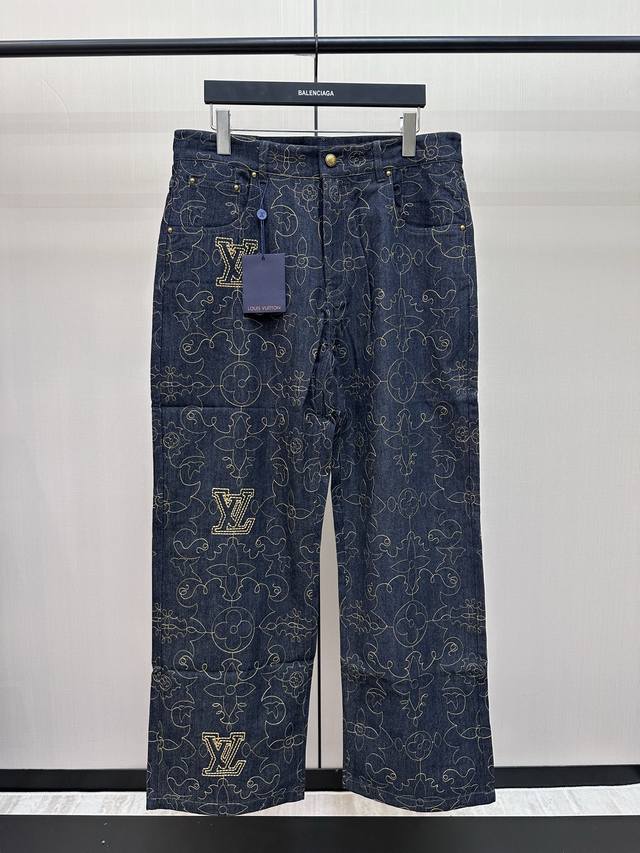 Louis Vuitton 蔓藤花纹绣花牛仔裤 本款依托明线工艺重绎 Monogram元素，以撞色纱线刺绣 秋冬时装秀的 1V Arabesque图案，令口袋和