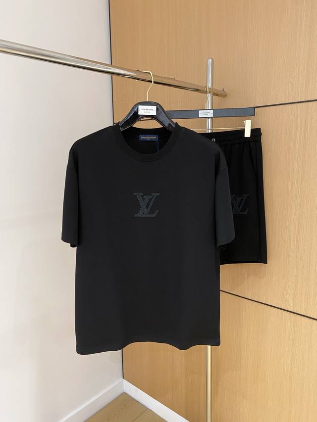 Lv高端定制 2025春夏新款首发专柜最新款短袖短裤休闲套装 高端订制 设计前卫时尚！品牌Logo重工艺设计 高端定制纯棉面料.手感柔软.穿着舒适.专柜级别精致