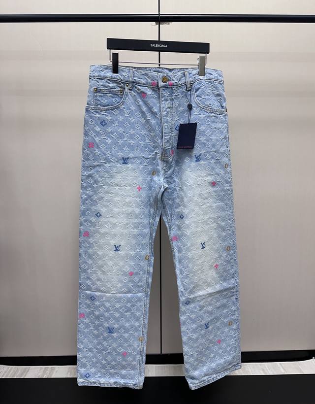 Louis Vuitton Tyler彩色刺绣牛仔裤 面料采用7S*7S斜纹全棉牛仔布，全部采用新棉纱线织布，新棉织的布相比回纺棉的后期漂白后手感挺括，彩色花朵