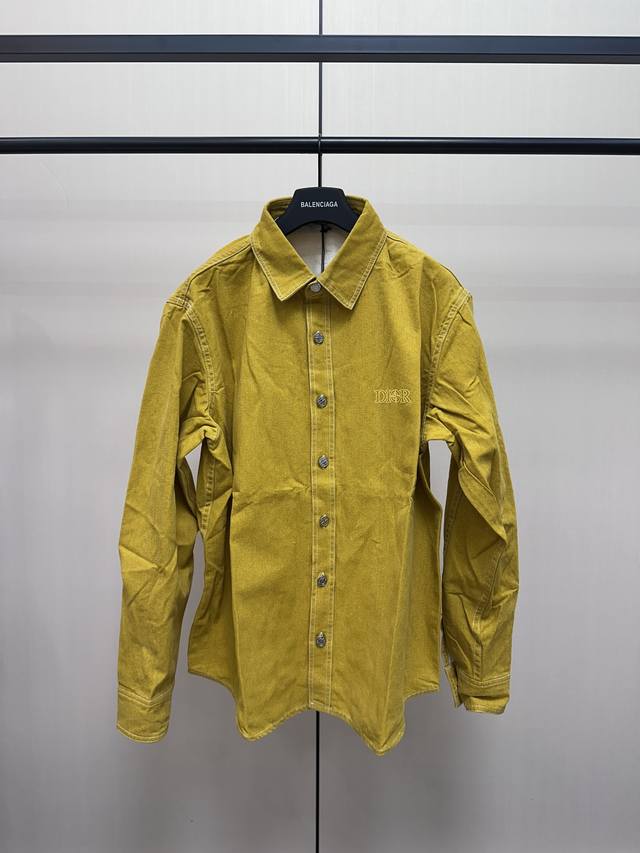 Dior 石头岛联名刺绣牛仔衬衫 24Ss新款来自 And Stone Island 限定系列，展现了联名系列的标志。采用黄色棉质面料精心制作，胸前饰以 And