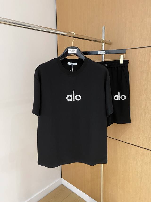 Alo高端定制 2025春夏新款首发专柜最新款短袖短裤休闲套装 高端订制 设计前卫时尚！品牌Logo重工艺设计 高端定制纯棉面料.手感柔软.穿着舒适.专柜级别精