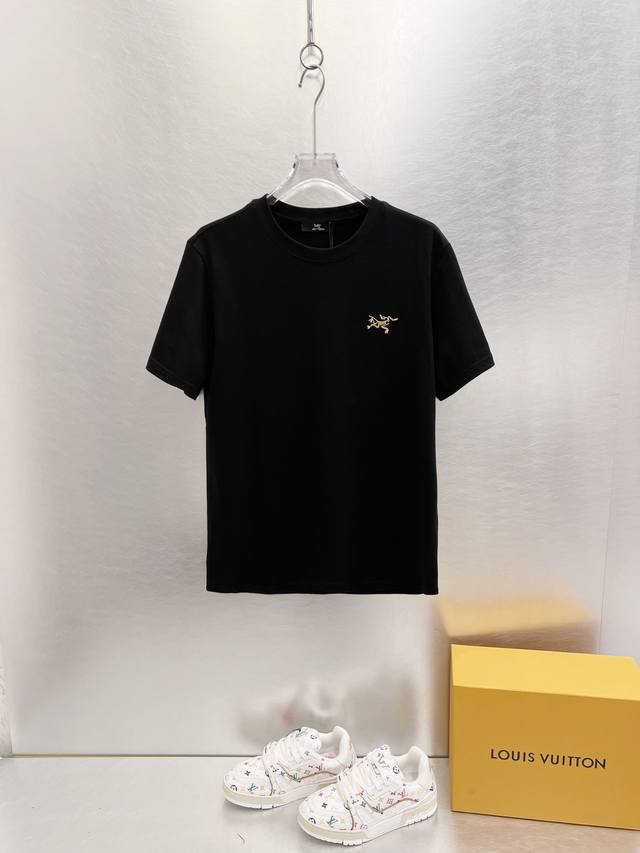 始祖鸟 重磅推荐！2025Ss夏装新品 专柜在售 最新系列图案Logo短袖T恤 必须人手一件的节奏！进口顶极精梳棉面料，极为亲肤舒适 摸上去非常的细腻，质感很好