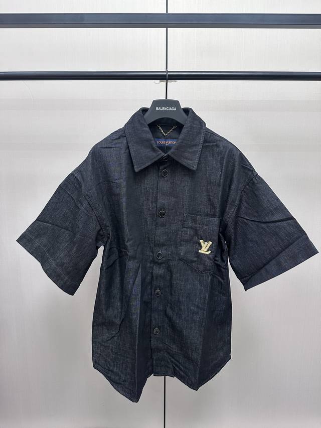 Louis Vuitton 拉菲草绣花牛仔短袖衬衫 本款短裤选用清爽棉质青年布，烘托当季 Raffia 刺绣的诙谐意味。 字母和手写体标识分饰票袋和后袋，Der