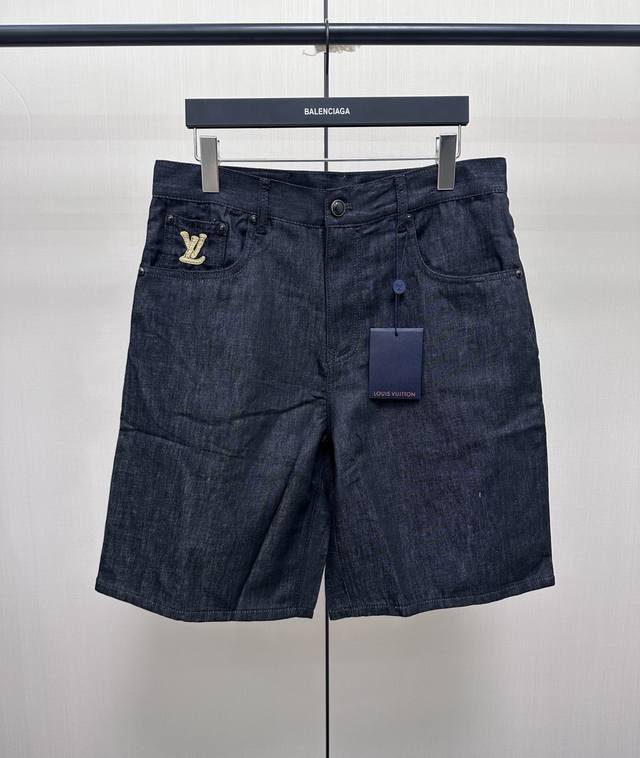 Louis Vuitton 拉菲草刺绣牛仔短裤 本款短裤选用清爽棉质青年布，烘托当季 Raffia 刺绣的诙谐意味。 字母和手写体标识分饰票袋和后袋，Der 正