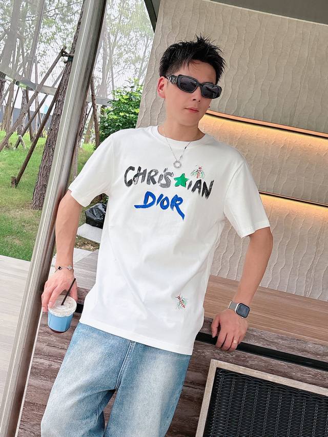 Dior迪奥独家专供新款原单男士休闲短袖 高端定制 高版本 时尚百搭爆款进口面料 手感超柔软细腻 穿着亲肤舒适 高端精品 代工厂P精细做工 上身非常赞 男士必备