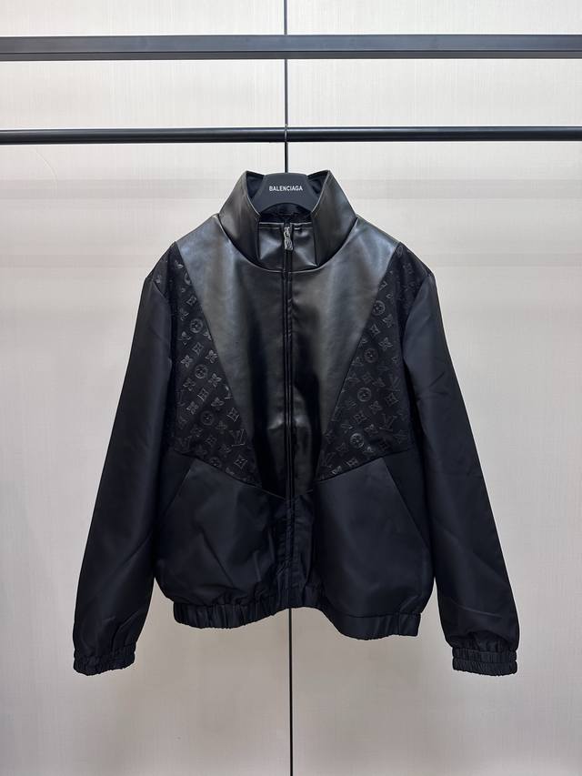 Louis Vuitton 老花贴布拼皮皮衣外套 采用创新材质拼接工艺，将科技感锦纶面料与奢华羊皮革巧妙结合。衣身主体选用100%锦纶材质，确保轻盈透气；袖口、