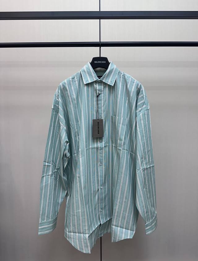 Balenciaga 多巴胺薄荷绿条纹衬衫 采用优质棉质面料，摸起来柔软又透气，夏天穿特别舒服，不会觉得闷热 通体饰以条纹，不管是前襟拼接处，还是袖子和衣身相连