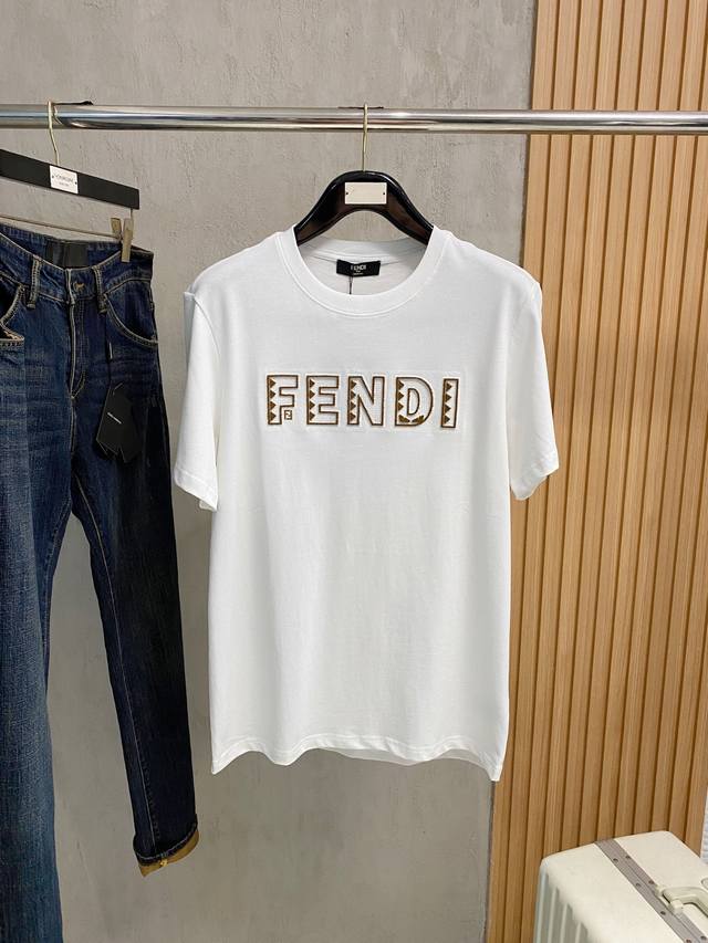 芬*Fendi 25Ss春夏新款首发专柜最新款短袖圆领T恤 手绘高端订制 设计前卫时尚！品牌Logo重工艺设计，高端定制面料，手感柔软，穿着舒适，客供进口高档面