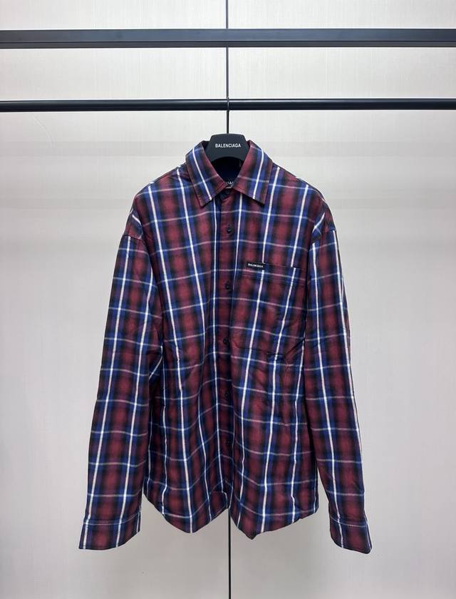 Balenciaga 格纹双面穿夹克 棉质的舒适性和的柔软温暖特性的面料，格纹设计增添了经典元素，面料结合了色织技术和提花工艺，在织造前就将纱线染成所需颜色；色