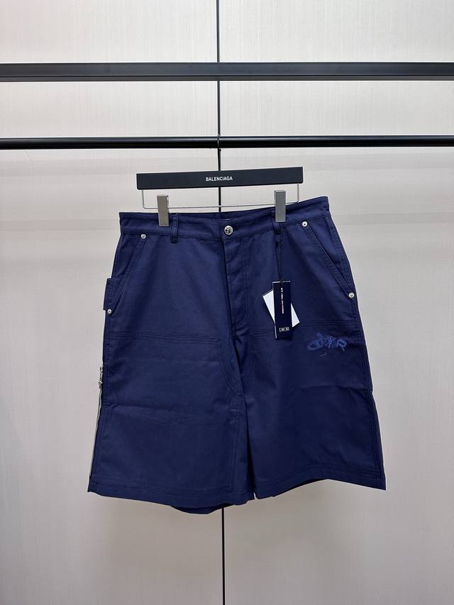 Dior X Hlton 联名牛仔短裤 这款是二零二五秋季系列新品，来自 Andlewis Hlton 限定系列。采用蓝色棉质面料精心制作，一侧饰以竖版拉链口袋