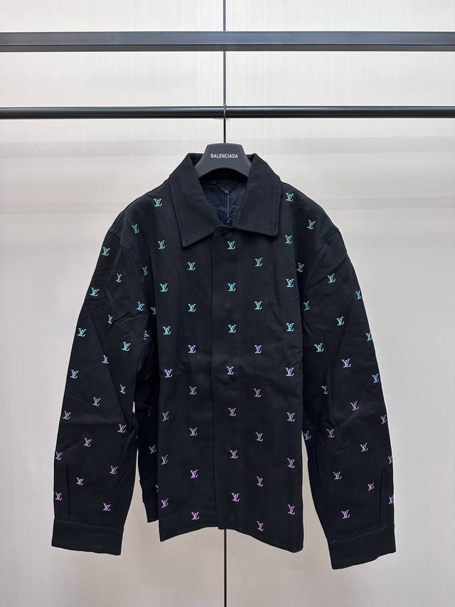 Louis Vuitton 渐变Logo牛仔外套 采用水洗黑色牛仔布制成，全身刺绣有 1V Blason 图案，体现了春季系列精致的渐变主题，流行色彩从浅绿色渐