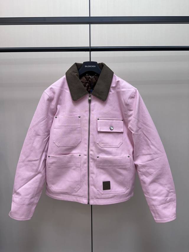 Louis Vuitton 淡粉色翻领牛仔夹克 以樱花的柔美色调呼应 Nigo 的日本文化传承，轻盈绗缝内衬可灵活融入跨季穿搭，正面Marque.L.Vuitt