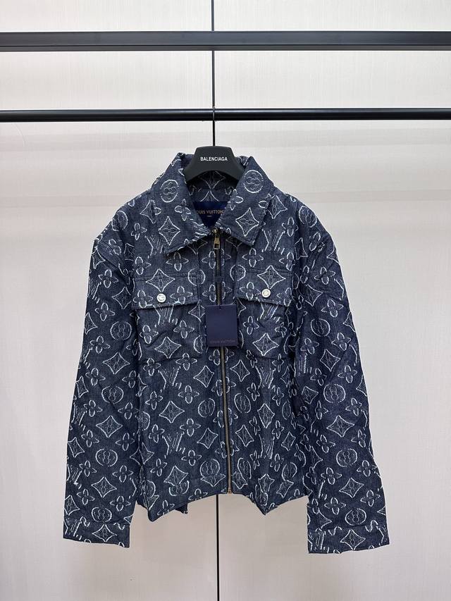 Louis Vuitton 满印提花牛仔夹克 满身经典老花Logo图案，金属拉链开合门襟，前胸翻盖口袋搭配金属扣，直筒剪裁版型，男女同款。 Size：S M L