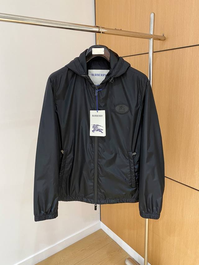 巴宝莉2025Ss秋冬新品Burberry加棉连帽夹克外套 官网同步有售，原版五金三标齐全，原单狠货，原厂代工出品。专柜定制面料，细节无可挑剔，专业代购级体现高