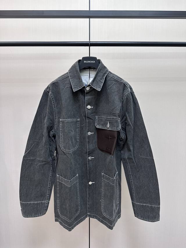 Dior X Stone 皮标口袋牛仔外套 定制秘境棉韵黑曜特级面料 厚实细腻 质感十足 胸前饰以 Diorand Stone Island 标志的皮标点缀正面
