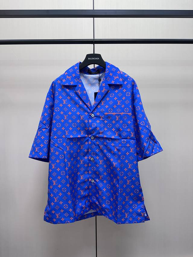 Louis Vuitton 满印提花桑蚕丝短袖衬衫 丝质印花翻领短袖衬衣，铺陈全幅 Monogram Glow图案，蓝底红色花纹撞色设计，全幅标识印花，口袋配有