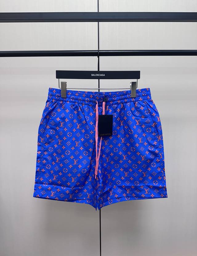 Louis Vuitton 满印提花桑蚕丝短裤 丝质提花休闲短裤，全幅Monogram Glow 印花，明丽图案与清新背景，全幅标识印花，弹力抽绳腰部，斜插口袋