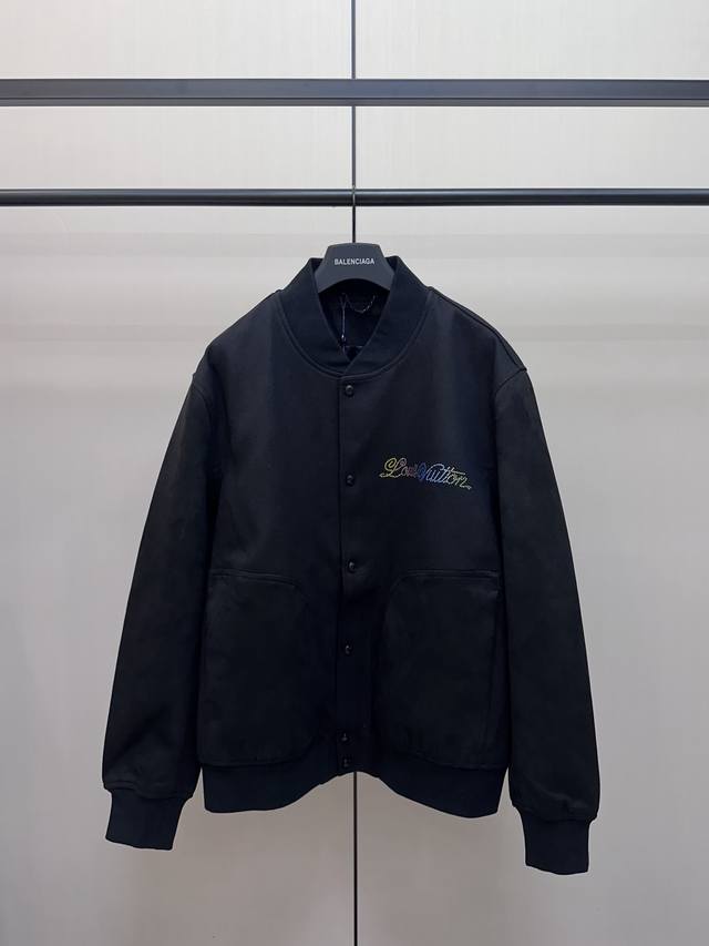 Louis Vuitton 四叶草彩钻棒球服 采用优质面料打造，山羊皮革与绵羊毛的精心配比带来舒适穿着体验。衣身选用柔软绵羊毛面料，衣袖则采用奢华正绒面革，两种
