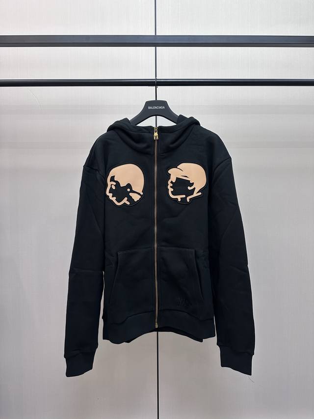 Louis Vuitton X Nigo联名人像贴画连帽外套 采用优质棉质绒毛面料制成，触感柔软舒适且具有良好的透气性。外套正面采用创意双人头像贴花设计，个性鲜