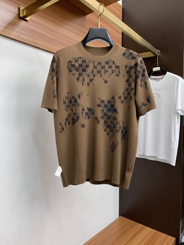 古奇 家族男士高端简约翻领加厚针织毛衣短袖 ，香港洋行渠道货，纯正血统品质，25年秋冬 新款，经典王牌系列！ 高端奢华且白金级的一款经典基础款T恤，通体的设计完