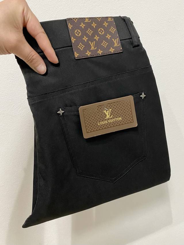 Lv路易威登 休闲裤 西裤2025Ss春夏新款 高级定制裤子专用面料 定制原版五金 重工工艺打造 车工走线精细 定制面料 柔软舒适 质感显著 辅料精美 上身效果