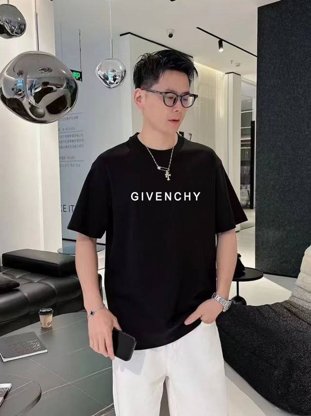 纪梵，短袖系列 季度：2025春夏 颜色：黑色 白色 石墨灰 尺码: M-3Xl 版型：阔版 成份：液氨棉双面 工艺：图案印胶工艺经典元素与创新 每年必爆的一个