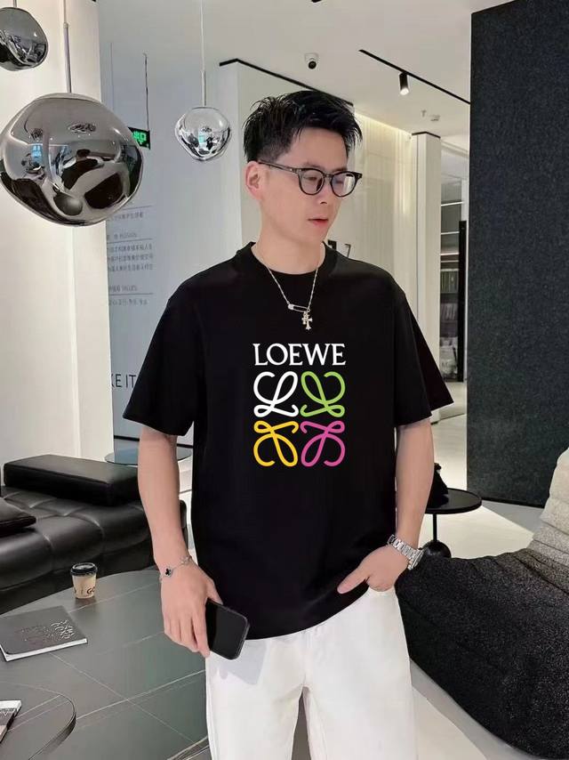 罗意‘’短袖系列 季度：2025春夏 颜色：黑色 白色 石墨灰 尺码: M-3Xl 版型：阔版 成份：液氨棉双面 工艺：图案印胶工艺经典元素与创新 每年必爆的一