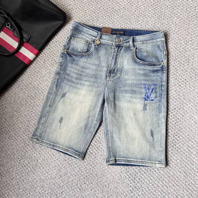Lv’ 25S新款潮男时尚休闲牛仔短裤，高端欧版原单，潮流时尚休闲 透气舒适度高，细节无可挑剔，品牌元素设计理念，体现高品质。呈现休闲裁剪，上身版型超赞！ 码数